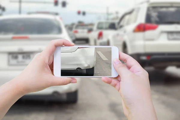 Ruka Pomocí Mobilního Telefonu Fotografování Autonehody Poškození Pro Pojištění — Stock fotografie