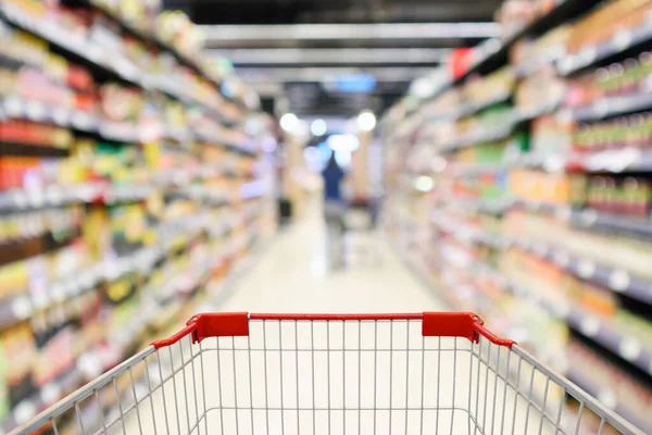 Supermercado Estantes Pasillo Con Vacío Carrito Compra Desenfocado Interior Borroso —  Fotos de Stock