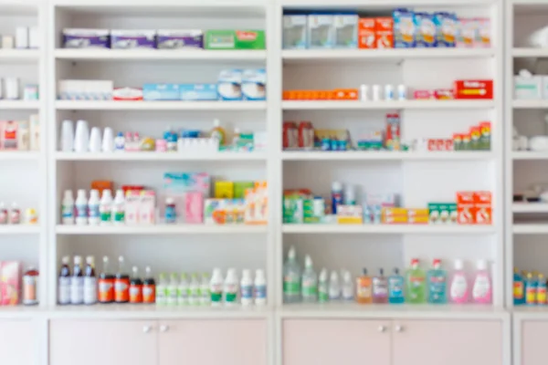 药店用货架上的药品和保健品模糊了抽象的背景 — 图库照片