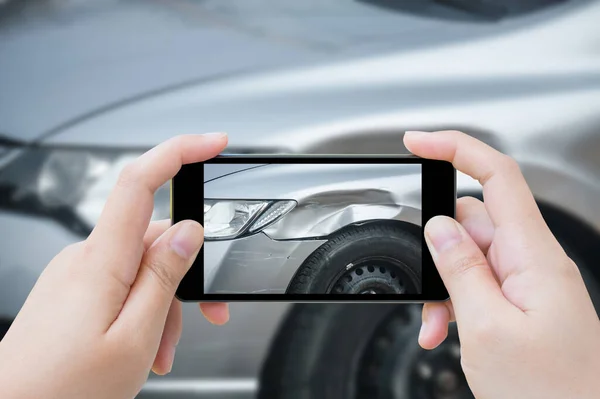 Mulher Usando Smartphone Móvel Tirar Foto Acidente Carro Dos Danos — Fotografia de Stock