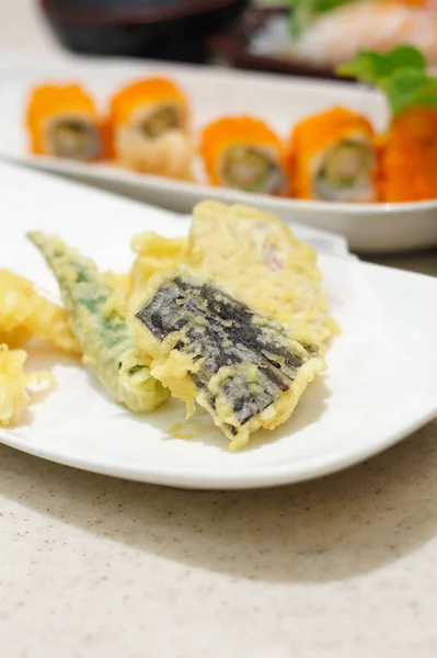 Rollos Sushi Plato Blanco Comida Japonesa —  Fotos de Stock