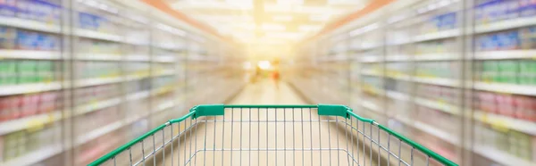 Carro Compra Con Pasillo Supermercado Con Refrigeradores Fondo Borroso — Foto de Stock