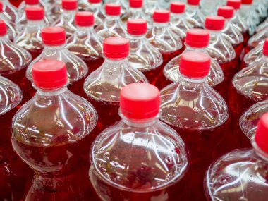 Bir sıra karbonatlı meşrubat şişesi