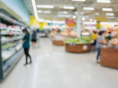 Müşterilerle marketin arka planı bulanık
