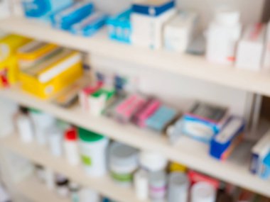 Eczanedeki ilaç şişelerinin raflarına kapatılması, eczanenin geçmişi bulanıklaştırdı
