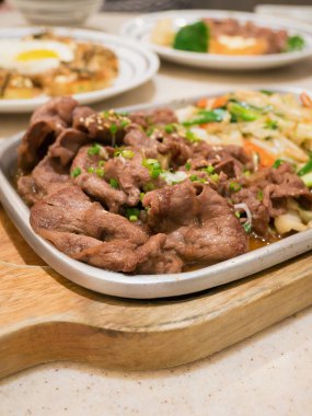 Elektrikli ocakta sebzeli biftek, teppanyaki Japon mutfağı.