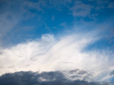 Mavi gökyüzü arka planında bulutlar