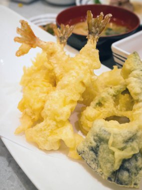 Beyaz tabakta karides tempura, Japon mutfağı.
