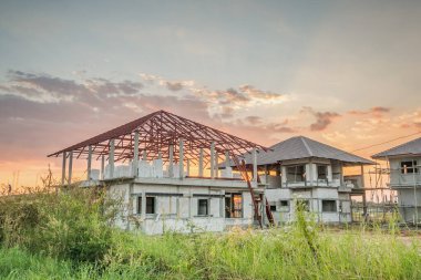 İnşaat alanındaki yeni ev inşaatı devam ediyor