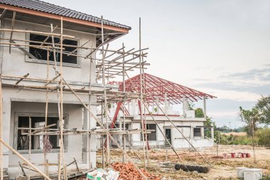 İnşaat alanındaki yeni ev inşaatı devam ediyor
