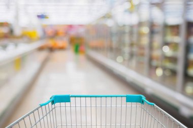 Süpermarkette Alışveriş Arabası Görünümü: Süt Koridoru Yoğurt Dondurucusu ve raflar Müşteri Bozukluğu Geçmişi