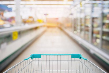 Süpermarkette Alışveriş Arabası Görünümü: Süt Koridoru Yoğurt Dondurucusu ve raflar Müşteri Bozukluğu Geçmişi
