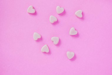 Pembe arka planda sevgililer günü şekeri şekilleri