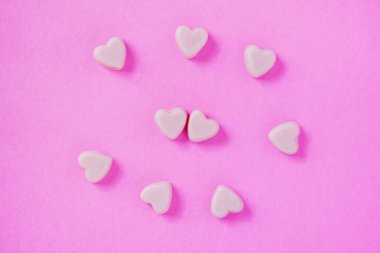 Pembe arka planda sevgililer günü şekeri şekilleri