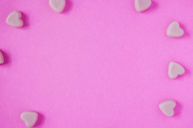 Pembe arka planda sevgililer günü şekeri şekilleri