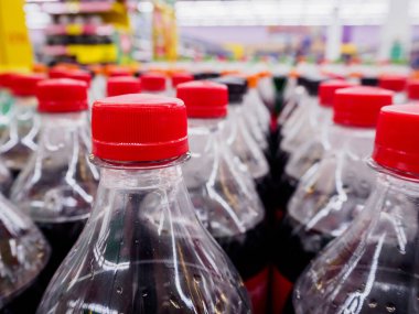 Karbonatlı meşrubat şişeleri kapatın.