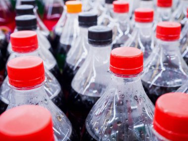 Karbonatlı meşrubat şişeleri kapatın.