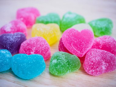 Sevgililer günü için ahşap üzerine renkli kalpler.