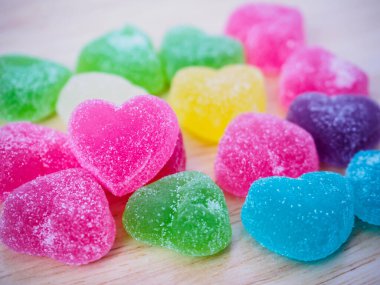 Sevgililer günü için ahşap üzerine renkli kalpler.