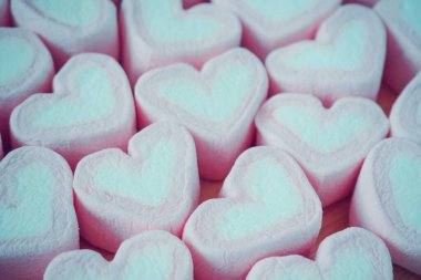 Sevgililer Günü arkaplanı için pembe kalp şeklinde lokum.