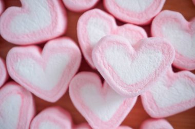 Sevgililer Günü arkaplanı için pembe kalp şeklinde lokum.