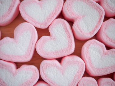 Sevgililer Günü arkaplanı için pembe kalp şeklinde lokum.
