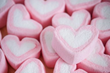 Sevgililer Günü arkaplanı için pembe kalp şeklinde lokum.