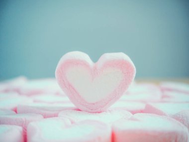 Sevgililer Günü arkaplanı için pembe kalp şeklinde lokum.