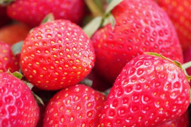 Taze olgun çilekler.