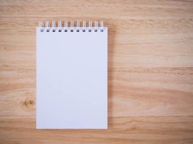 Tahta masadaki not defteri.