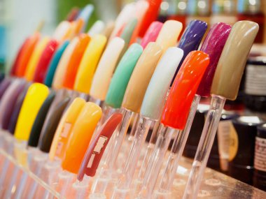 Güzellik salonunda renkli yapay tırnaklar.