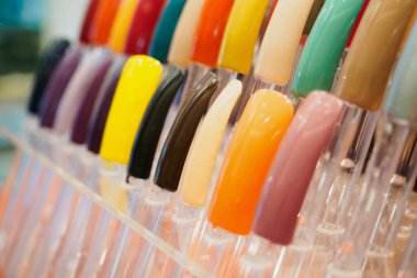 Güzellik salonunda renkli yapay tırnaklar.