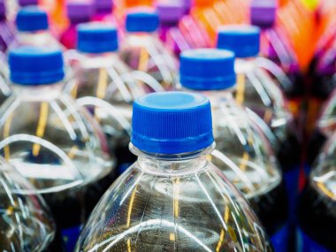 Süpermarkette meşrubat şişeleri