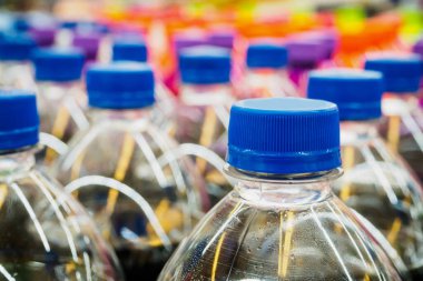 Süpermarkette meşrubat şişeleri