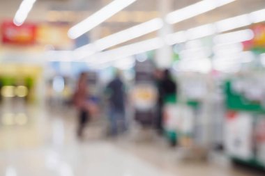 süpermarket kasiyeri arka planı bulanıklaştırdı