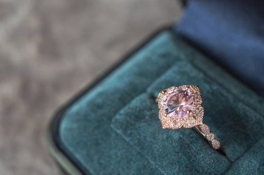Mücevher kutusunda pahalı pembe elmas bir yüzük.