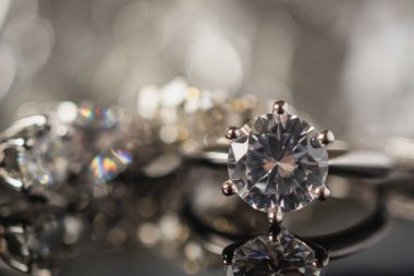 Siyah arka planda yansıması olan lüks mücevher yüzükleri.