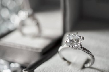 Lüks nişan yüzüğü mücevher kutusunda, arka planda bokeh ışığı var.