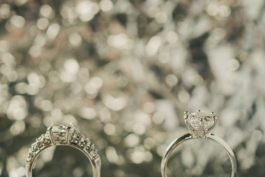 Soyut bokeh ışık arkaplanlı lüks nişan yüzüğü