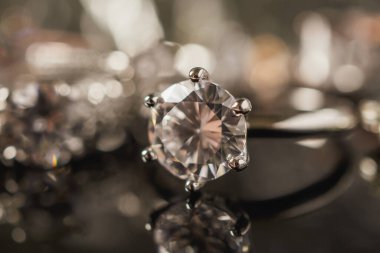 Siyah arka planda yansıması olan lüks mücevher yüzükleri.