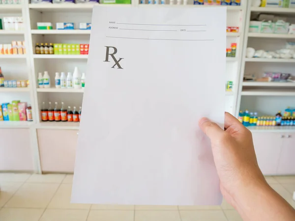 Mano Primer Plano Del Farmacéutico Con Receta Farmacia —  Fotos de Stock