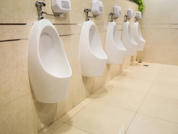 Primer Plano Urinarios Blancos Para Hombres Baño —  Fotos de Stock