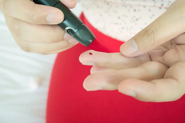 Kadın Parmak Üzerinde Mızrak Kullanıyor Diyabet Testi Kan Şekeri Seviyesini — Stok fotoğraf