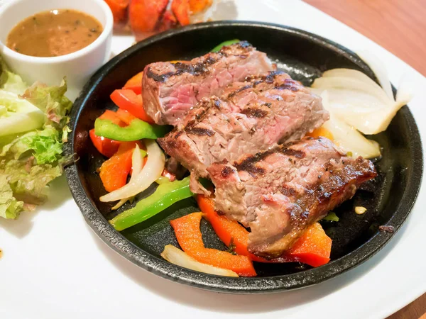 Steak Juicy Sedang Daging Sapi Langka Dengan Lobster — Stok Foto