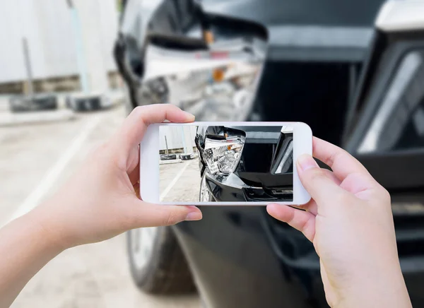 Feminino Mantenha Smartphone Móvel Fotografando Acidente Carro Para Seguro — Fotografia de Stock