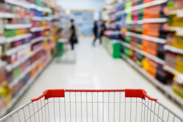 Winkelwagen Bekijken Supermarkt Gangpad Met Drankproduct Planken Wazig Voor Achtergrond — Stockfoto