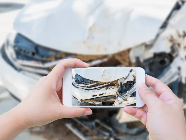 Feminino Usando Telefone Inteligente Móvel Tirando Foto Acidente Carro Danos — Fotografia de Stock