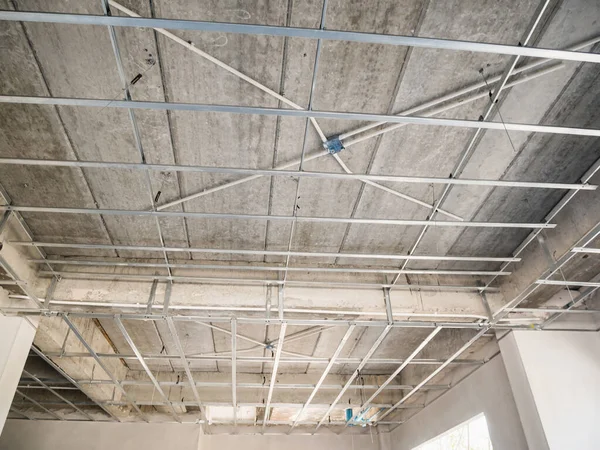 为正在建造的房屋安装灰泥板天花板金属框架 — 图库照片