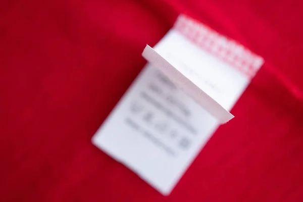 Біле Прання Інструкція Прання Одягу Етикетка Червоній Бавовняній Сорочці — стокове фото