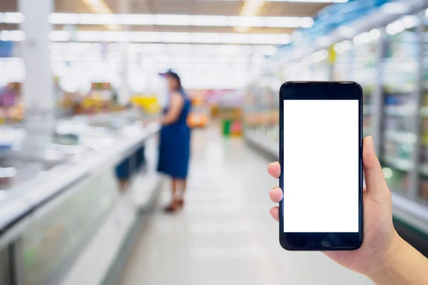 Mulher Segurar Telefone Celular Enquanto Faz Compras Supermercado — Fotografia de Stock